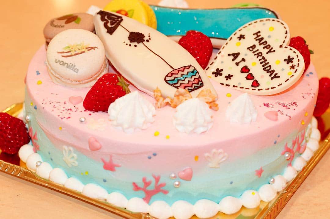 金子藍さんのインスタグラム写真 - (金子藍Instagram)「超可愛い誕生日ケーキは @angelica.cake でオーダー❤️ . 大好きなサーフボードとスノーボードを入れてとお願いすると 私のサーフボードをパティシエのあやちゃんが再現してくれていました❤️ . グラデーションも出来なかったら1色でいいと伝えてたのですが見事にすごい可愛く作ってくれ 箱から出した瞬間 みんな可愛いー❤️❤️って♬ . 最高‼️ アンジェリカとあやちゃんのおかげで最高な日にしてくれました❤️ 本当にありがとう❤️ . ボードはアイシングも出来るけど、敢えてクッキーのチョコがけ🍫 断然こっちの方が美味しいの❤️」4月3日 5時17分 - aikaneko_surf
