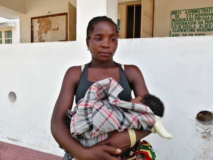 アンナ・シルクさんのインスタグラム写真 - (アンナ・シルクInstagram)「Please repost ... ❤️ #Repost @biaagcan  Over three million people in Mozambique, Zimbabwe and Malawi have been affected by #CycloneIdai and powerful floods. - Meet Amela, like 91,000 others in Mozambique, her house was torn down and flooded. When the cyclone struck, Amela and her family were forced to flee their home. Amela ran to the nearest tree with her newborn, losing sight of her husband and other children. Amela was rescued by a Plan International team and luckily, Amela and her three children survived. Unfortunately, her husband drowned and passed away. - Help @PlanCanada reach children and families that are in urgent need of lifesaving aid. Every donation is now being matched by the Government of Canada to help reach even more people. Donate at: plancanada.ca . . #Emergencyresponse #Flooding #Cyclone #CycloneIdai #Emergency #ChildrensRights #ChildProtection #Families #GirlsRights」4月3日 5時24分 - anna.silk