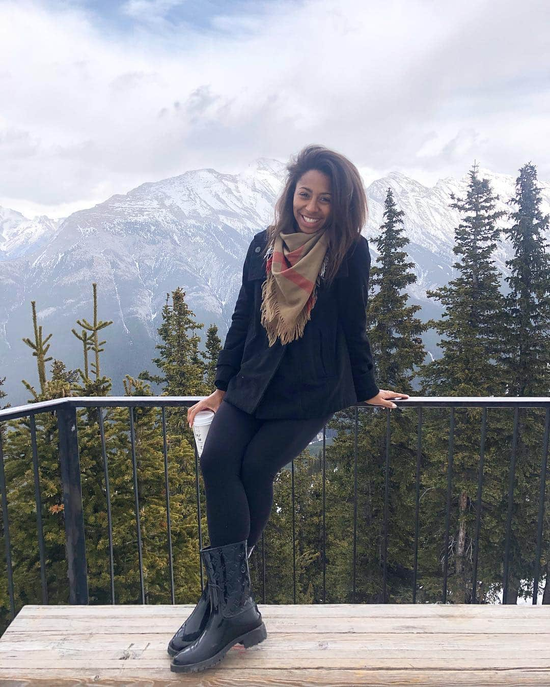 ジェニファー・アビルさんのインスタグラム写真 - (ジェニファー・アビルInstagram)「Time to fill my lungs with some fresh air 💨 . . #banff #banffnationalpark #sulphurmountain #rockymountains #canada #alberta」4月3日 5時37分 - jennabel91