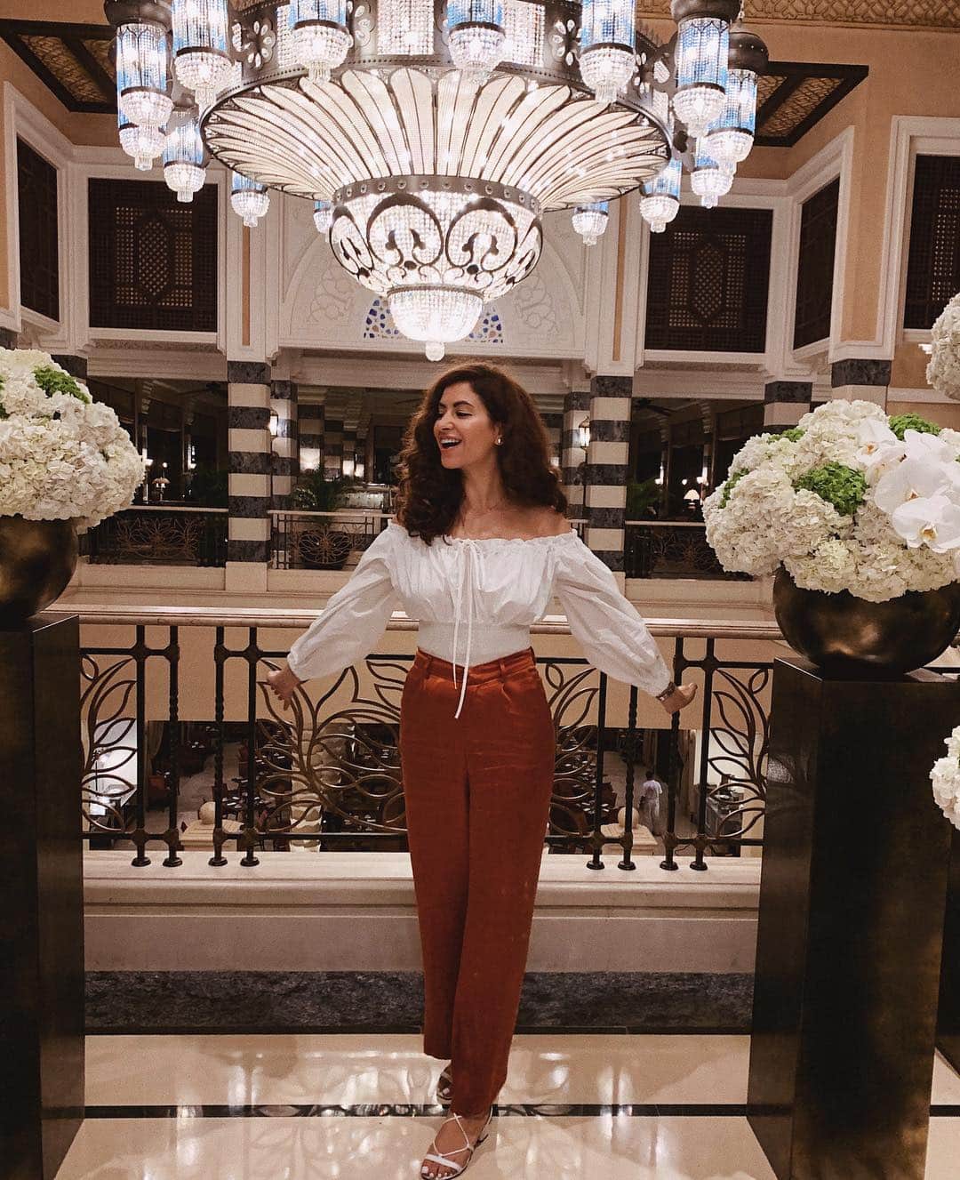 Sarah Angiusさんのインスタグラム写真 - (Sarah AngiusInstagram)「So thankful for an amazing stay with @jumeirahalqasr ✨Thank you for given me and my mother an incredible and unforgettable experience! #dreamy @jumeirah.arabic #rediscovermadinat احلا فندق و احلا سفره معه ماما. تابعونا على الستوري😊」4月3日 5時31分 - sarahangius