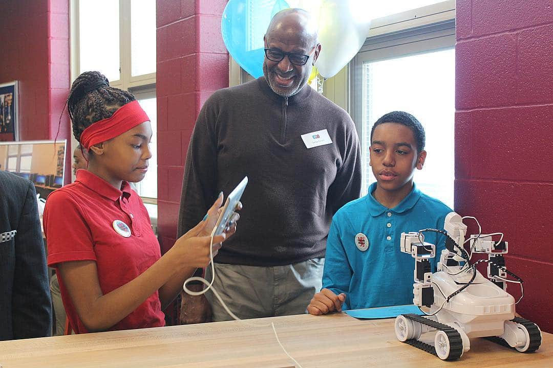 キャブスさんのインスタグラム写真 - (キャブスInstagram)「We’re excited to unveil the renovated #STEMLab at Buchtel Community Learning Center today!  Through our partnership with @Goodyear, we’re funding $1 million of support to STEM (Science, Technology, Engineering & Mathematics) programs in Akron Public Schools and the Cleveland Metropolitan School District.  #CavsCare」4月3日 5時33分 - cavs