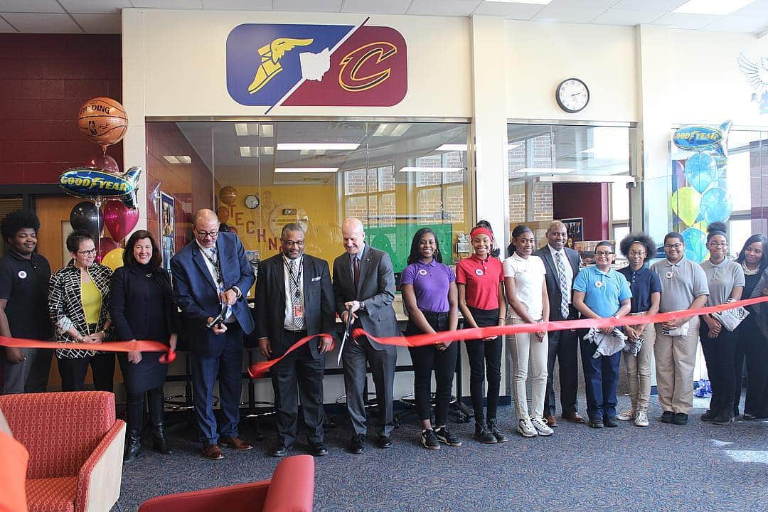 キャブスさんのインスタグラム写真 - (キャブスInstagram)「We’re excited to unveil the renovated #STEMLab at Buchtel Community Learning Center today!  Through our partnership with @Goodyear, we’re funding $1 million of support to STEM (Science, Technology, Engineering & Mathematics) programs in Akron Public Schools and the Cleveland Metropolitan School District.  #CavsCare」4月3日 5時33分 - cavs