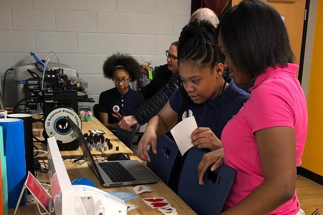 キャブスさんのインスタグラム写真 - (キャブスInstagram)「We’re excited to unveil the renovated #STEMLab at Buchtel Community Learning Center today!  Through our partnership with @Goodyear, we’re funding $1 million of support to STEM (Science, Technology, Engineering & Mathematics) programs in Akron Public Schools and the Cleveland Metropolitan School District.  #CavsCare」4月3日 5時33分 - cavs