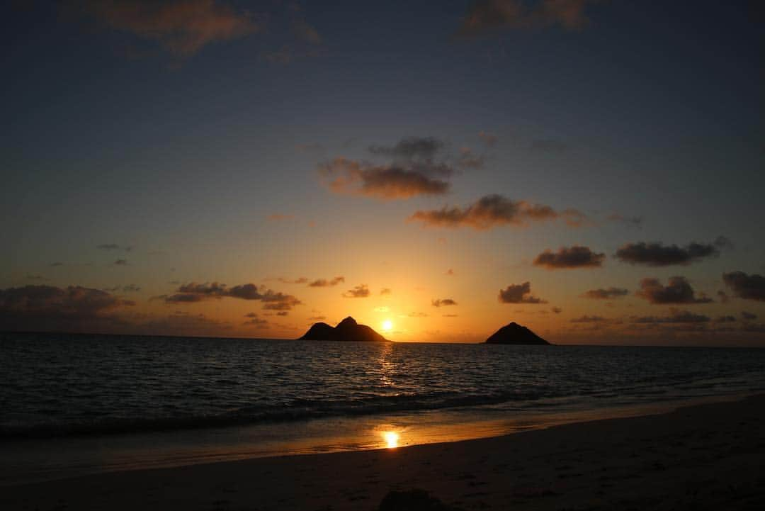 坂元美香さんのインスタグラム写真 - (坂元美香Instagram)「sunrise today! 2019/04/02 @ Lanikai Becch . 4時起きでサンライズを見に連れて行ってもらいました☺️ハワイでこうやって暗い時間から日の出見るの初めて。真っ暗なうちは金星と三日月が本当に綺麗で、どんどん空の色が変わってすごく綺麗だった✨Goproのタイムラプスにも挑戦してみたけど、うまく取れてるか心配😅 . 帰りはKailuaの @chadlouscoffee で大好きなブルーベリーバナナブレッド買って食べて幸せ☺️💓 . #sunrise #lanikai #lanikaibeach #ラニカイビーチ #ラニカイ #朝陽 #日の出 #イマソラ」4月3日 5時39分 - mika_saka