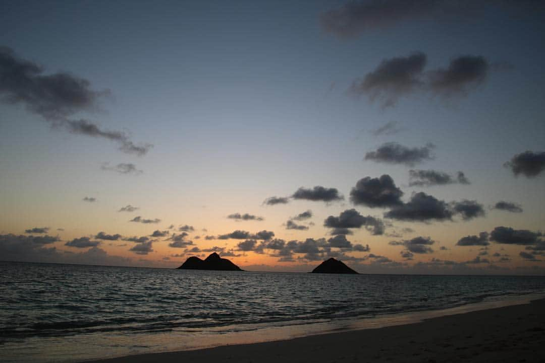 坂元美香さんのインスタグラム写真 - (坂元美香Instagram)「sunrise today! 2019/04/02 @ Lanikai Becch . 4時起きでサンライズを見に連れて行ってもらいました☺️ハワイでこうやって暗い時間から日の出見るの初めて。真っ暗なうちは金星と三日月が本当に綺麗で、どんどん空の色が変わってすごく綺麗だった✨Goproのタイムラプスにも挑戦してみたけど、うまく取れてるか心配😅 . 帰りはKailuaの @chadlouscoffee で大好きなブルーベリーバナナブレッド買って食べて幸せ☺️💓 . #sunrise #lanikai #lanikaibeach #ラニカイビーチ #ラニカイ #朝陽 #日の出 #イマソラ」4月3日 5時39分 - mika_saka