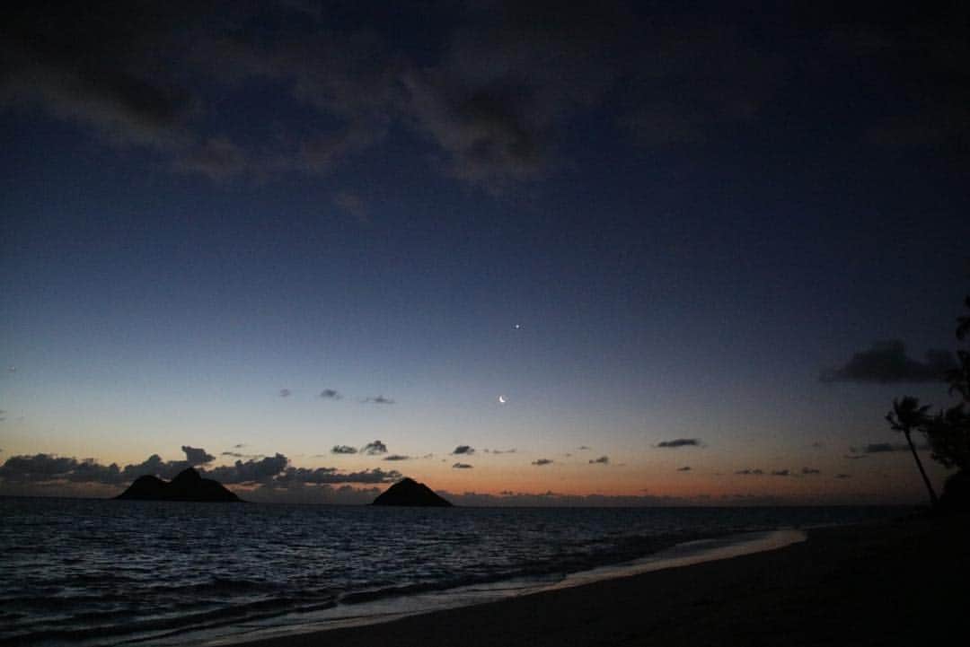 坂元美香さんのインスタグラム写真 - (坂元美香Instagram)「sunrise today! 2019/04/02 @ Lanikai Becch . 4時起きでサンライズを見に連れて行ってもらいました☺️ハワイでこうやって暗い時間から日の出見るの初めて。真っ暗なうちは金星と三日月が本当に綺麗で、どんどん空の色が変わってすごく綺麗だった✨Goproのタイムラプスにも挑戦してみたけど、うまく取れてるか心配😅 . 帰りはKailuaの @chadlouscoffee で大好きなブルーベリーバナナブレッド買って食べて幸せ☺️💓 . #sunrise #lanikai #lanikaibeach #ラニカイビーチ #ラニカイ #朝陽 #日の出 #イマソラ」4月3日 5時39分 - mika_saka