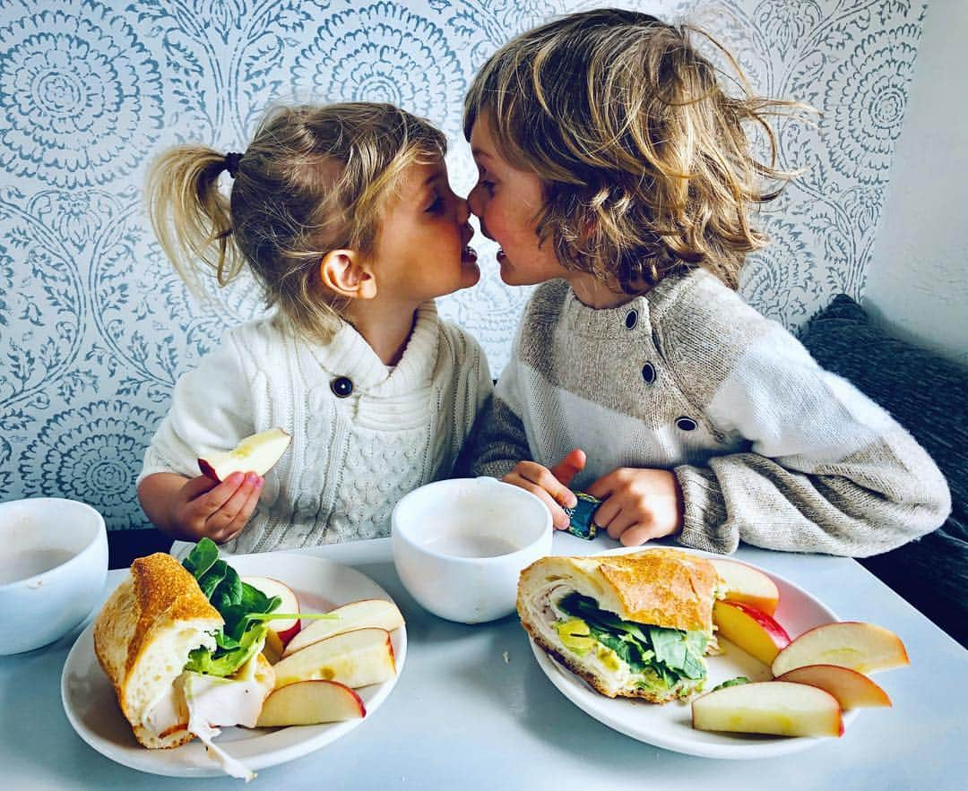 ダニエラ・ルーアさんのインスタグラム写真 - (ダニエラ・ルーアInstagram)「Hot chocolate, winter sweaters and two cubs ♥️ —  Chocolate quente, camisolas de Inverno e dois filhotes ♥️ . . #happy #kids #Idaho #cubs #family #happyplace #grateful #perfect #wontsitstill #brother #sister #siblings #olsens」4月3日 5時48分 - danielaruah