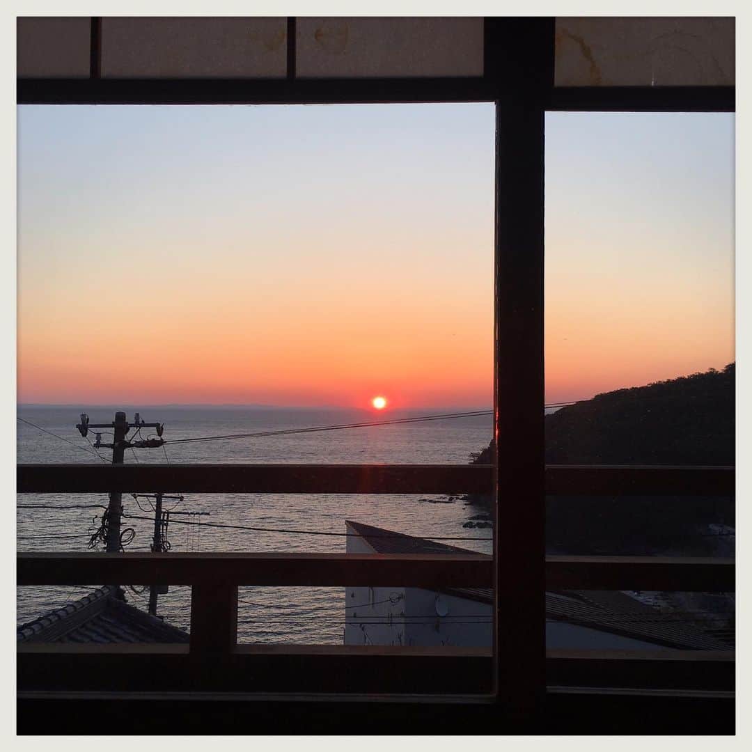 kumikoさんのインスタグラム写真 - (kumikoInstagram)「久しぶりに海から上がる正しい日の出。」4月3日 5時48分 - makudeco