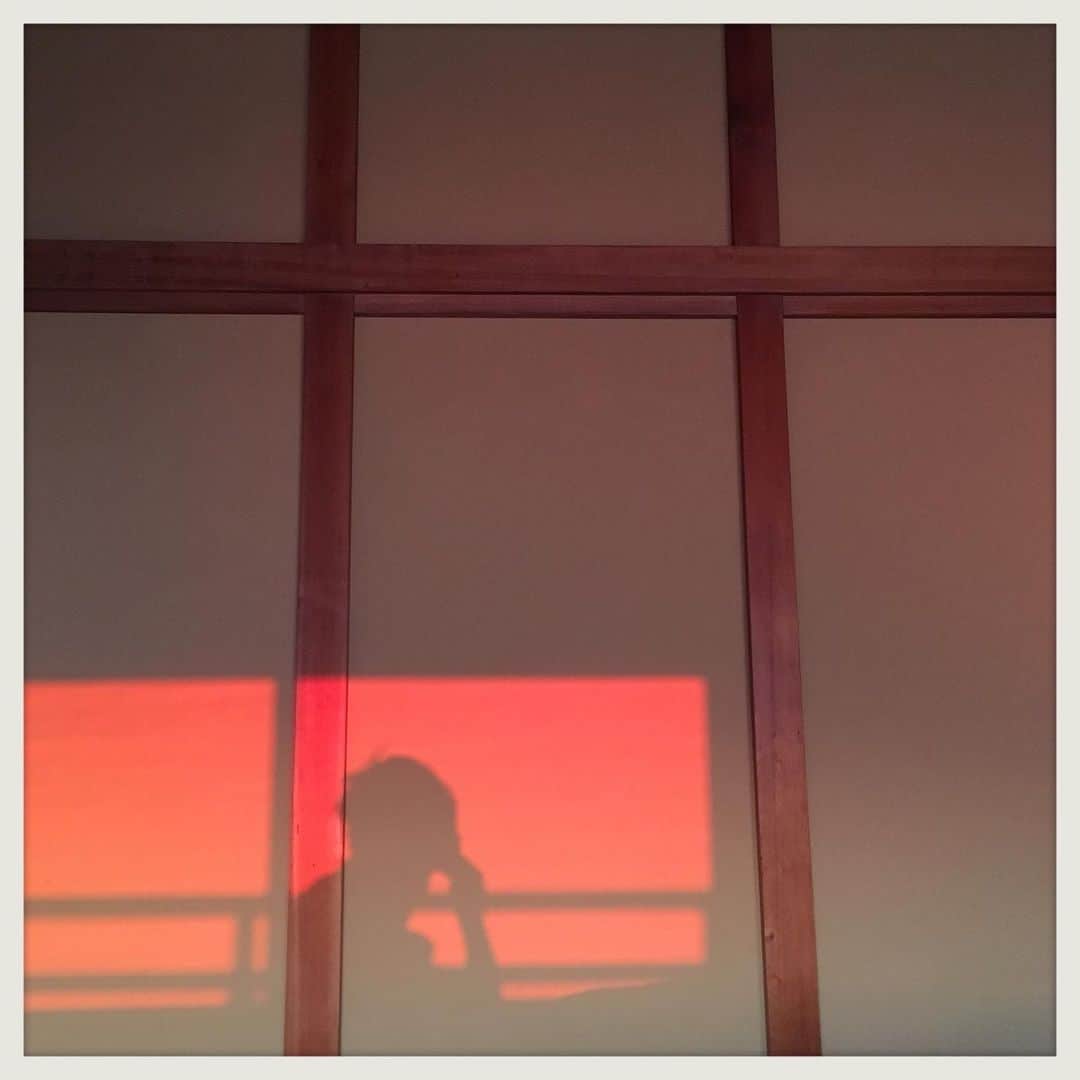 kumikoさんのインスタグラム写真 - (kumikoInstagram)「久しぶりに海から上がる正しい日の出。」4月3日 5時48分 - makudeco