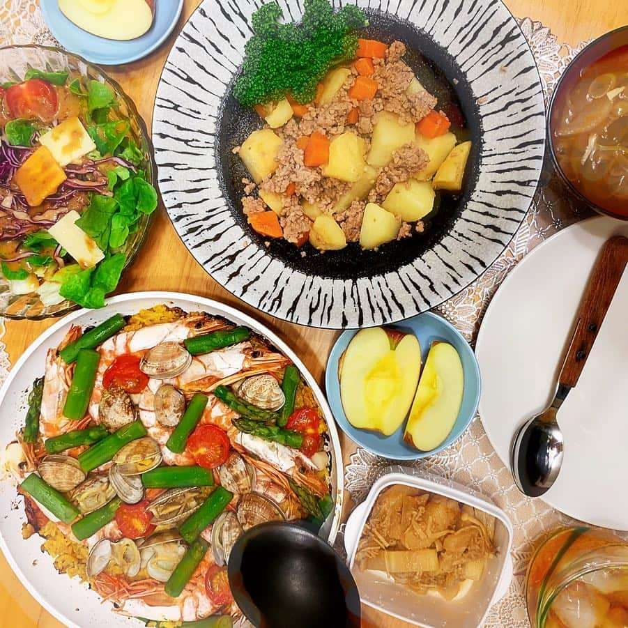 琴菜さんのインスタグラム写真 - (琴菜Instagram)「おはようございます🌞 とある日の夜ごはん🥗🍴パエリアをリベンジした🥘🥘今回は海老もイカも入れてシーフードパエリア🦑🧀🦐 桜も綺麗に咲いてるね🌸🌸スタバのティラミスフラペチーノも美味しいね☕️そしてたまにアンパンマンポテトが食べたくなるね🥔🍳にしても、この冷んやりした寒さはまだ続くのかな？  #手料理 #クッキング #リベンジ #パエリア #シーフードパエリア #桜 #sakura #わびさび #侘び寂び #wabisabi #日本の美徳 #風情 #スタバ #ティラミスフラペチーノ #アンパンマンポテト #おはようございます #japan」4月3日 5時48分 - dj_singer_kotona