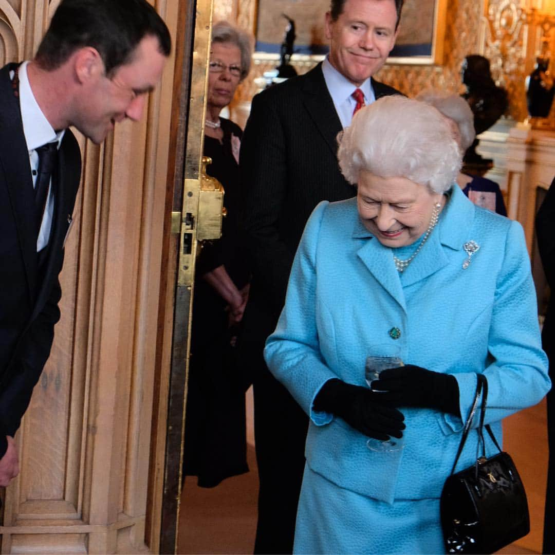 ロイヤル・ファミリーさんのインスタグラム写真 - (ロイヤル・ファミリーInstagram)「The Queen has hosted a reception at Windsor Castle in celebration of the centenary of the National Council for Voluntary Organisations.  The Princess Royal and The Duke and Duchess of Gloucester also attended the reception.  The NCVO represents a diverse community of over 14,000 member organisations of all sizes – a third of the voluntary sector workforce in England - and the reception highlighted the achievements of voluntary action over the last 100 years.  Tonight, The Queen met volunteers from all different charities including Louise Munro who is Helpforce’s Young Volunteer of the Year. She has a chronic condition yet volunteers at hospitals to take care of the elderly, and those on orthopaedics and stroke wards. Find out more by following our Instagram story.」4月3日 5時53分 - theroyalfamily