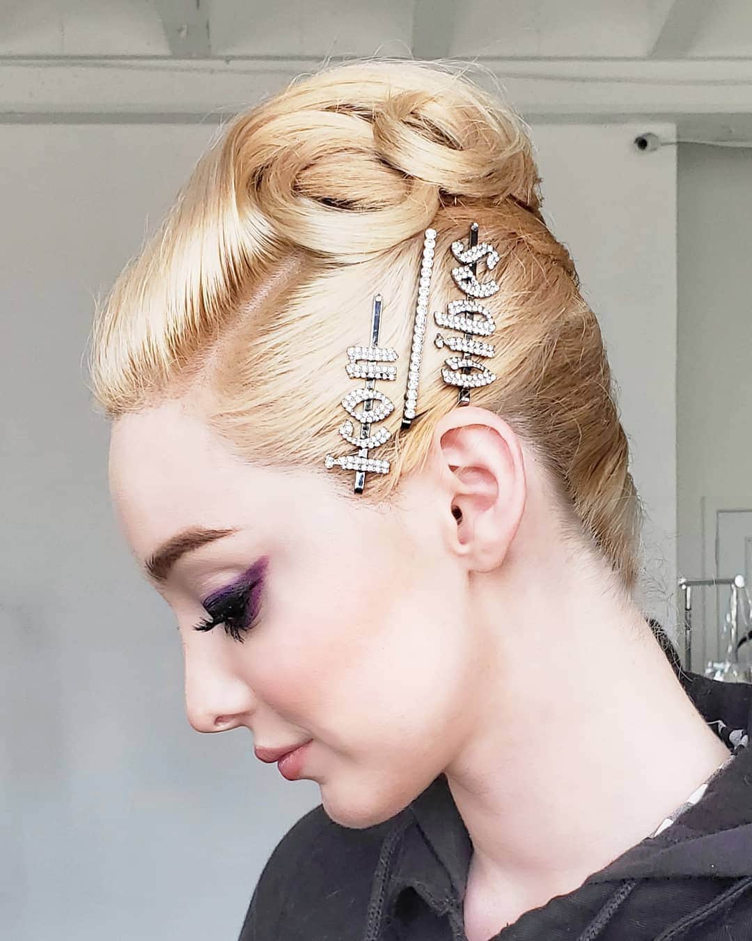 エマ・デュモンのインスタグラム：「Living my best life in these stunning @mykitsch hair accessories. Pins styled by @ririrabbit. Hair by @hairbyyuichi and makeup by @archangelachelsea  What an amazing team! Had the best day ever!」