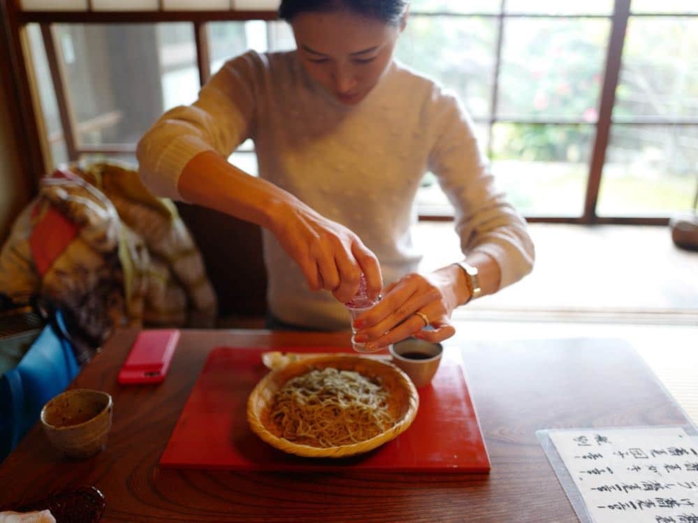 黒沢祐子さんのインスタグラム写真 - (黒沢祐子Instagram)「・ ・ 激動の奈良旅 締めくくりは愛してやまないお蕎麦 玄へ2度目まして まさかの当日キャンセルが出て予約できたという奇跡  玄は蕎麦本来の風味を感じるためまずは お塩でいただく  お水とたたき梅でいただくお蕎麦で有名ですが 勘違いによりざるそばに😂 もちろんおつゆも美味しかった  縁側の蕎麦猪口を使った生け花や お庭の椿を使ったアレンジがとっても素敵で ほんとうにセンスが良い  ごちそうさまでした また水蕎麦リベンジする！ ・ ・ #life #naratabi #奈良 #玄 #玉置神社にお参りに行ったので色々奇跡が起きた1日でした #日々感謝の気持ちを忘れずに新年度もがんばります」4月3日 6時00分 - yukowedding