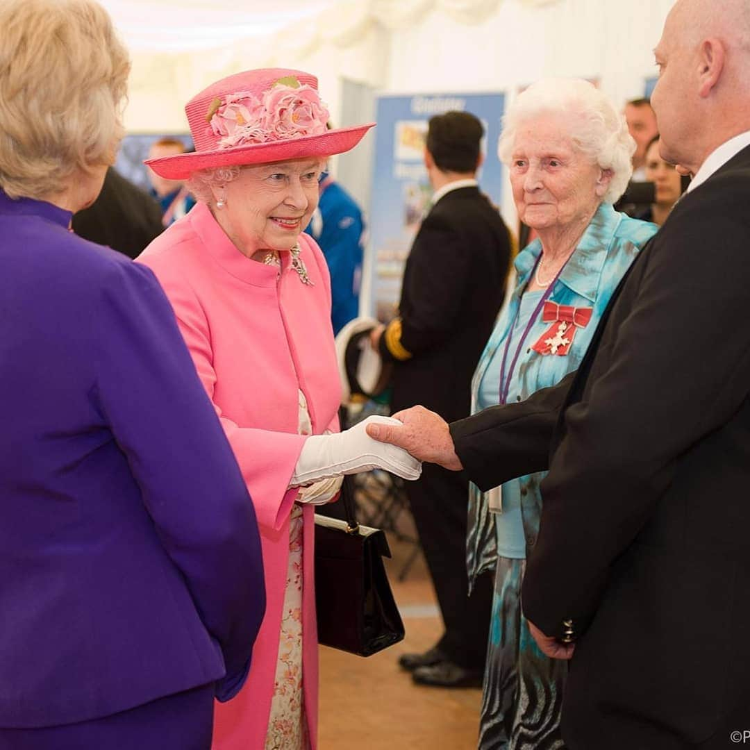 ロイヤル・ファミリーさんのインスタグラム写真 - (ロイヤル・ファミリーInstagram)「Tonight, The Queen met 87-year-old who has volunteered at West Suffolk Hospital three days a week for 10 years.  Ron found out about volunteering when he went to visit a friend in hospital. He says volunteering changed his life and helped him following the death of his wife. Her Majesty supports two awards created to recognise inspirational volunteers – The Queen's Award for Voluntary Service and the Commonwealth #PointsofLight Award. Throughout Her Majesty's reign she has hosted many receptions for volunteers to recognise their service in helping millions of people around the UK including those at St James's Palace and Buckingham Palace.」4月3日 6時04分 - theroyalfamily