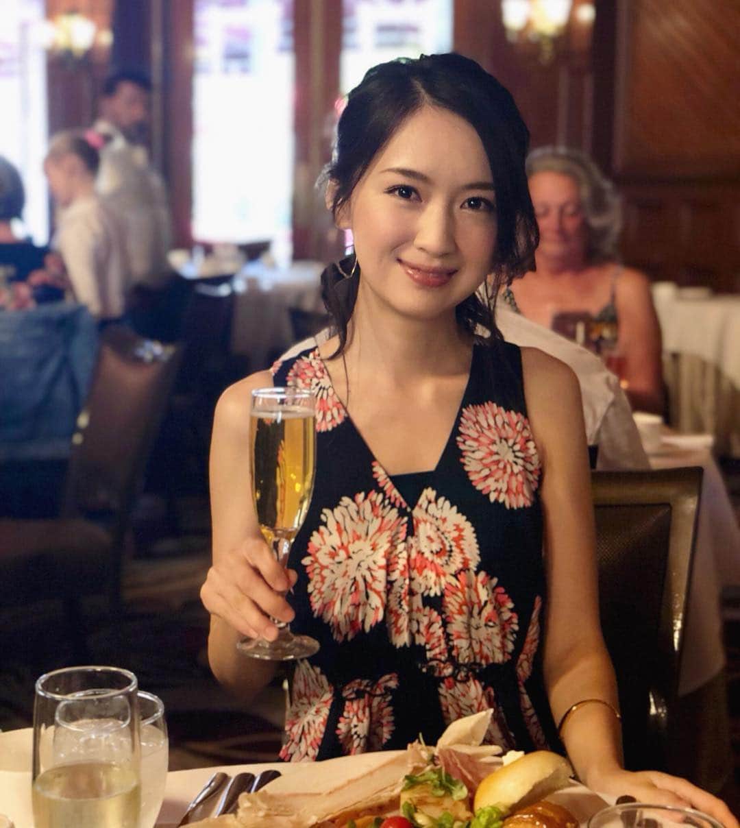 花岡維生のインスタグラム：「〝Crown Room Brunch 👑〟 Hotel del coronadoに来たかった一番の理由は、サンデーブランチ🍽✨ 王冠のシャンデリア👑がキレイなクラウンルームでのブランチは、宿泊者以外も利用できます。 カニ、牡蠣などのたくさんのシーフードに、お寿司やお肉、デザートまで豪華なビュッフェが楽しめます🥰 シャンパンが(私はアップルサイダーですがw)おかわり自由なのもすごい😳🥂🍾 素敵なワンピースをさらりと着こなした美女たちがブランチ女子会をしていて、まるで映画のワンシーンのようでしたよ😍 一度は訪れてみたかったので、大満足の幸せなひとときでした☺️💕 #sundaybrunch  #hoteldelcoronado  #coronado #sandiego #サンディエゴ #crownroom #ブランチ #ホテルデルコロナド #コロナドビーチ #アメリカ生活」