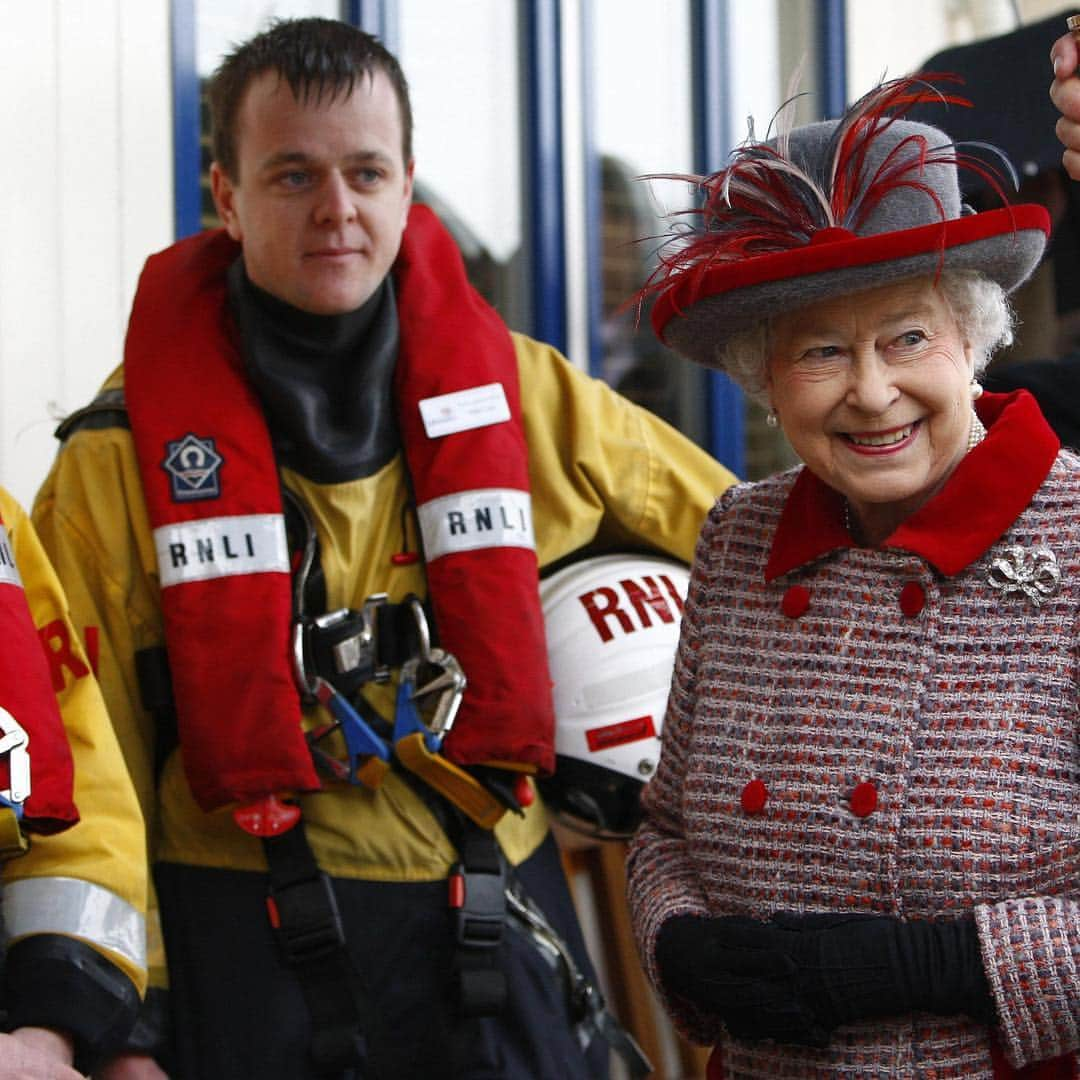 ロイヤル・ファミリーさんのインスタグラム写真 - (ロイヤル・ファミリーInstagram)「An important part of The Queen’s work is to support and encourage voluntary service. One of the ways in which Her Majesty does this is through involvement with over 600 patronages, which cover every area of the charity and voluntary sector.  In the first picture The Queen is at the Women's Royal Voluntary Service at St James's Palace, London in 1978.  In the second, The Queen is pictured in 1975 meeting British Red Cross nurses in Barnsley market.  Her Majesty has been Patron of the RNLI since 1952 and is also Patron of The Scout Association. Volunteers are a vital part of their organisations. 📷 PA Images」4月3日 6時08分 - theroyalfamily