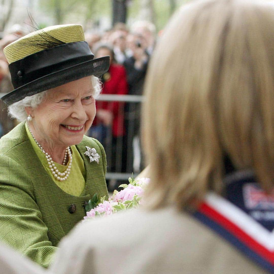 ロイヤル・ファミリーさんのインスタグラム写真 - (ロイヤル・ファミリーInstagram)「An important part of The Queen’s work is to support and encourage voluntary service. One of the ways in which Her Majesty does this is through involvement with over 600 patronages, which cover every area of the charity and voluntary sector.  In the first picture The Queen is at the Women's Royal Voluntary Service at St James's Palace, London in 1978.  In the second, The Queen is pictured in 1975 meeting British Red Cross nurses in Barnsley market.  Her Majesty has been Patron of the RNLI since 1952 and is also Patron of The Scout Association. Volunteers are a vital part of their organisations. 📷 PA Images」4月3日 6時08分 - theroyalfamily