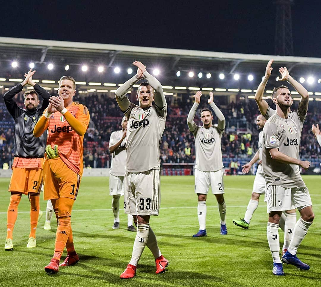 ユヴェントスFCさんのインスタグラム写真 - (ユヴェントスFCInstagram)「FT: ANOTHER 3 MASSIVE POINTS IN THE BAG!!! 💼⚪⚫💪 #CagliariJuve #FinoAllaFine #ForzaJuve」4月3日 6時09分 - juventus