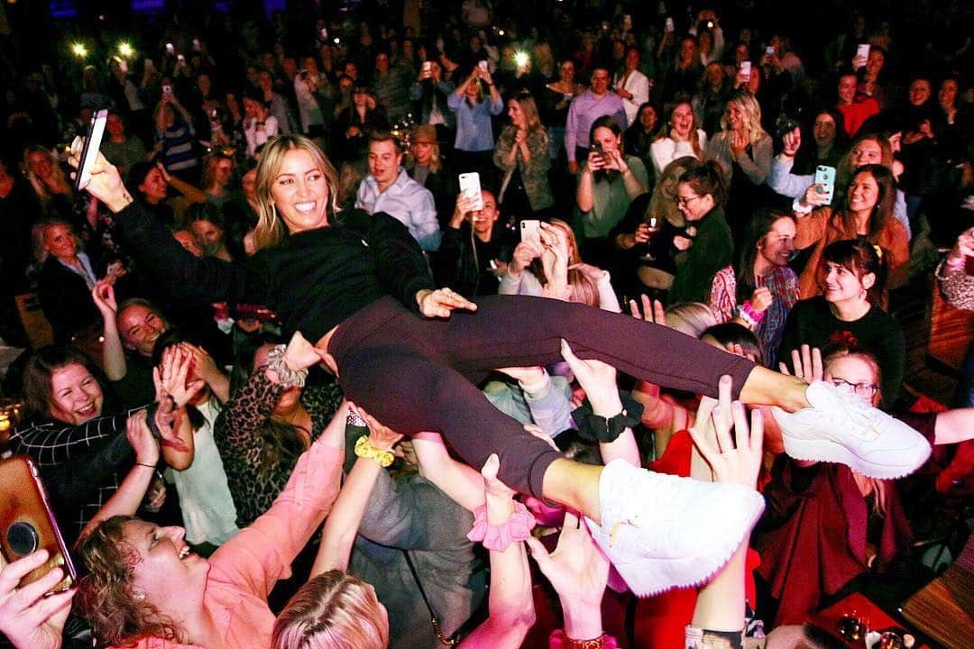 ケイトリン・ブリストーさんのインスタグラム写真 - (ケイトリン・ブリストーInstagram)「Crowd surfing level- Expert. My face definitely says, “there’s a hand where there shouldn’t be”. Ps. Can you guys spot Clio? 😂 PPS.... Peep all those scrunchies!!! #KBSpringBreakTour #scrunchiegang」4月3日 6時10分 - kaitlynbristowe