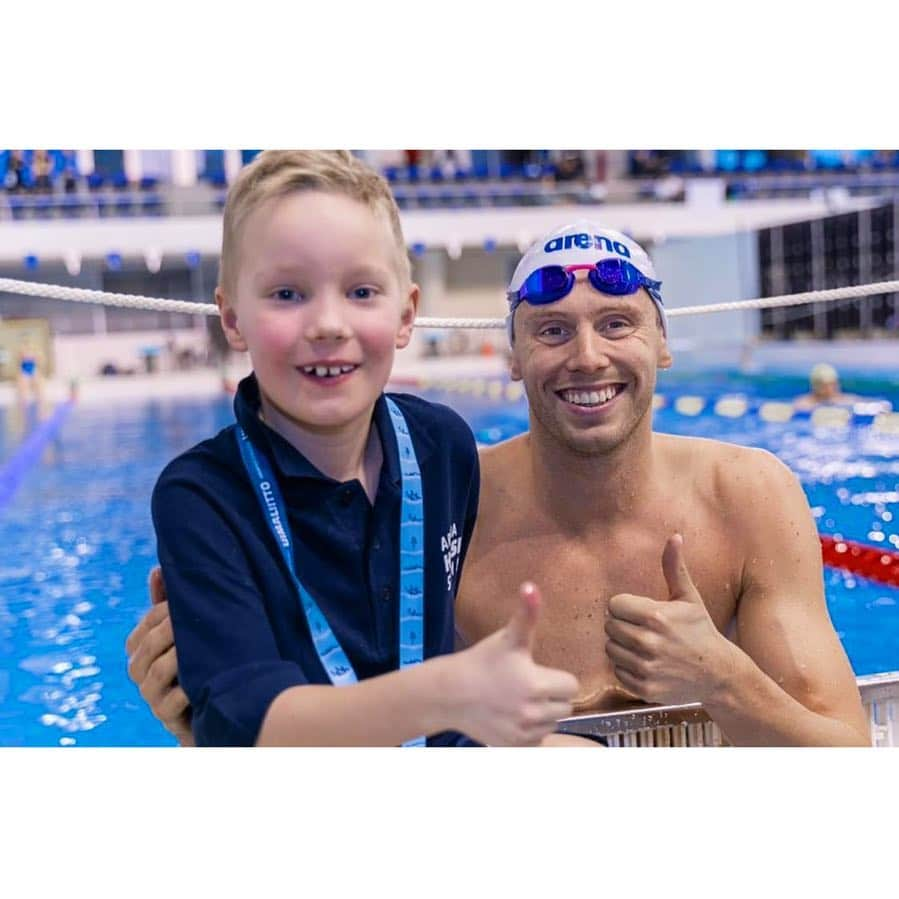 トーマス・フレイザー・ホルムズのインスタグラム：「This photo pretty much sums up Helsinki, incredible people/ coffee , plenty of laughs and some fast swimming!! Looking forward to the next stop of the Nordic tour in @bergenswimfestival . Definitely some things to improve on 💪💪 thank you everyone for all your support! 🇫🇮🇳🇴」