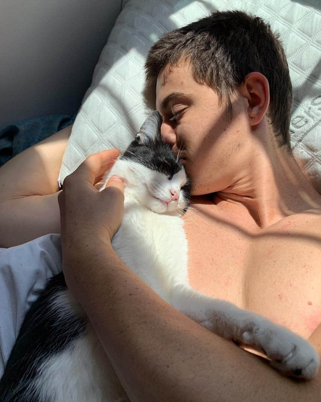 ナッシュ・グリアさんのインスタグラム写真 - (ナッシュ・グリアInstagram)「me: I’m so allergic to cats 🤧 also me:」4月3日 6時13分 - nashgrier