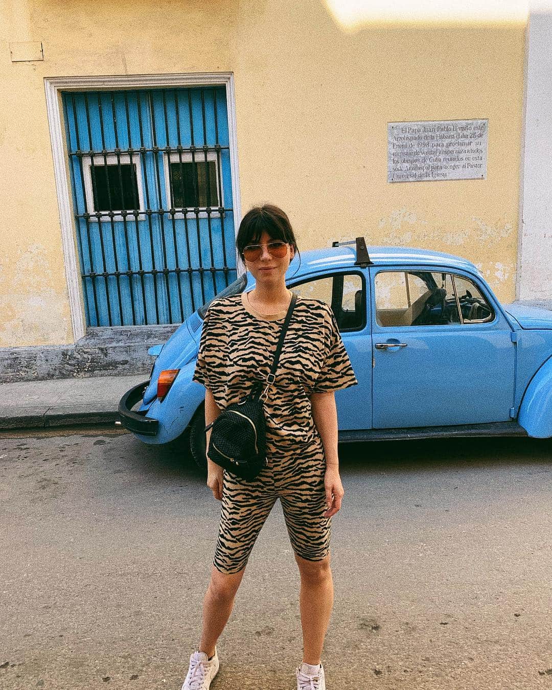 ベティ・オウティエさんのインスタグラム写真 - (ベティ・オウティエInstagram)「L’ootd de mon premier jour à Cuba ! J’ai osé le cycliste quand j’ai vu que les cubaines ne mettaient que ça! 🐯 Merci pour vos adresses resto, on arrête pas de se faire avoir dans des resto qui sentent le graillon 😂 ça va beaucoup nous aider 🙌🏼🙌🏼」4月3日 6時19分 - bettyautier