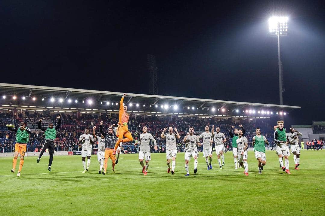 ヴォイチェフ・シュチェスニーのインスタグラム：「Another game, another win, another clean sheet. Job done! ⚪️⚫️🔥」