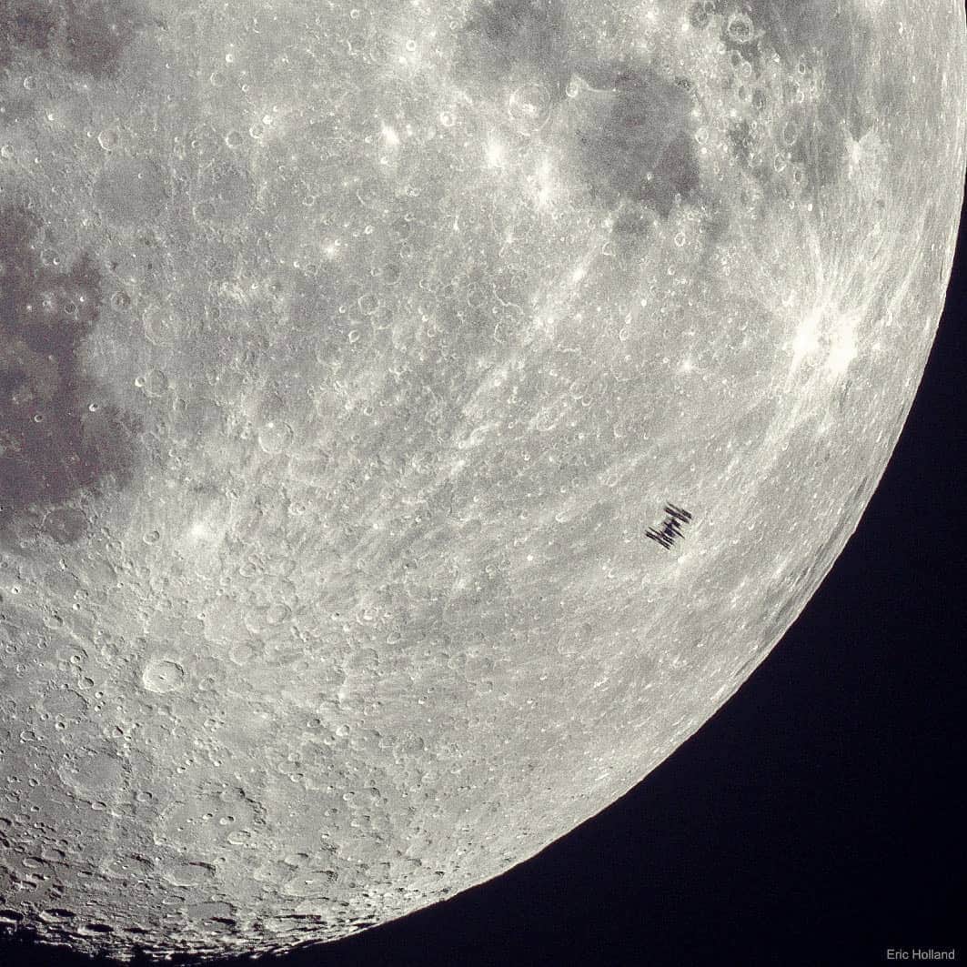 国際宇宙ステーションさんのインスタグラム写真 - (国際宇宙ステーションInstagram)「The space station was photographed in front of a partially lit gibbous Moon last month from Palo Alto, Calif. with an exposure time of only 1/667 of a second.  #apod #astronomy #picture #photograph #day #moon #nasa #international #space #station #paloalto #california」4月3日 6時26分 - iss