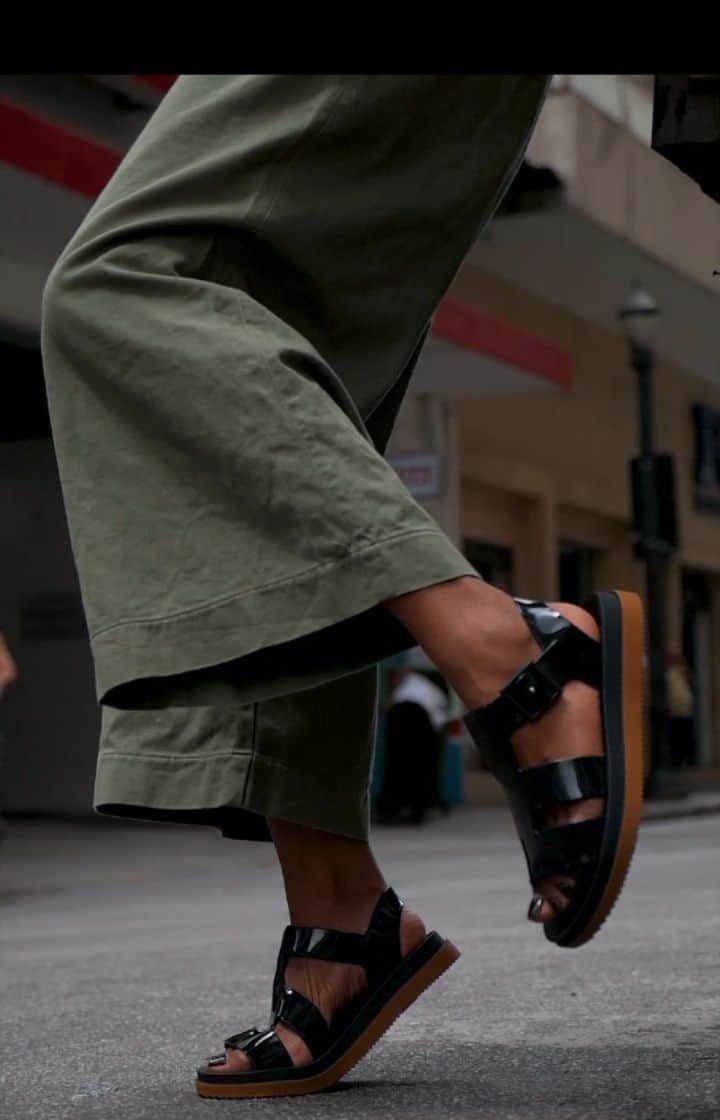 のインスタグラム：「Encontre inspirações de looks para festival #festival #looksparafestival #zaxy #sapatosparafestival #sandalias #sandaliasparafestival #sandalia #lookinspirador #Lollapaloozabr #Lollabr #ZaxynoLolla」