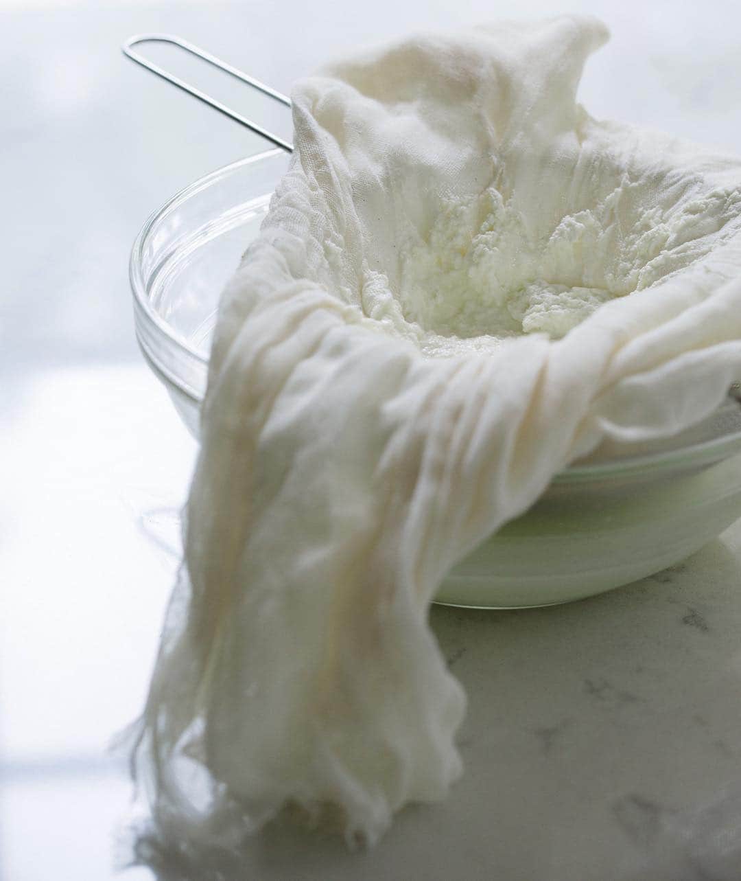 ティファニー・ティーセンさんのインスタグラム写真 - (ティファニー・ティーセンInstagram)「Making some homemade Ricotta to top my Arugula, Grape and Ricotta Pizza for dinner - Yum! Both recipes from #PullUpAChair #TastyTuesday 📷 @howrebeccaseesit」4月3日 6時32分 - tiffanithiessen