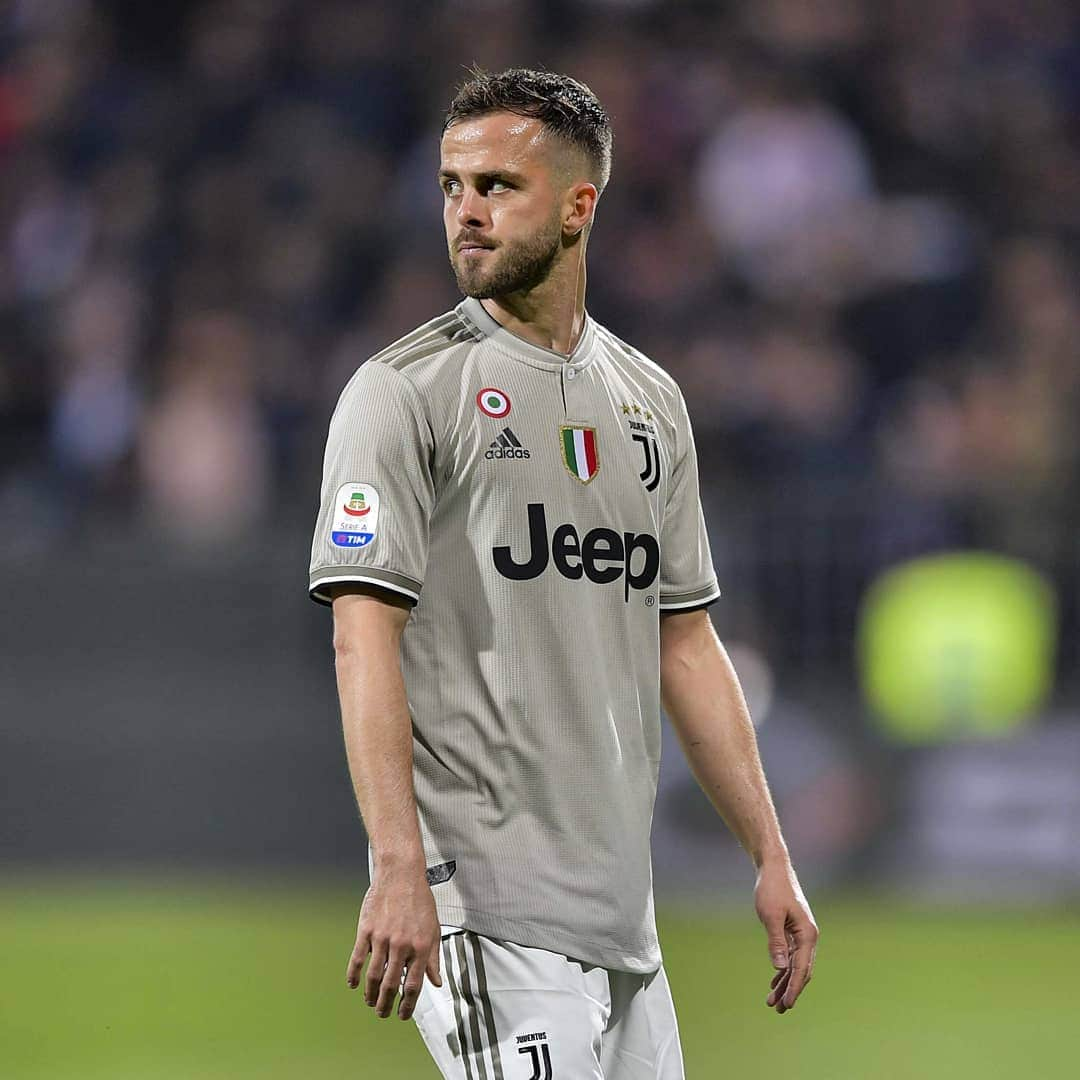 ユヴェントスFCさんのインスタグラム写真 - (ユヴェントスFCInstagram)「What a performance from birthday boy, @miralem_pjanic! 😍🎂 #CagliariJuve #FinoAllaFine #ForzaJuve」4月3日 6時33分 - juventus