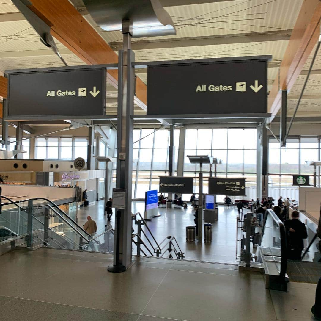 ネイサン・エイドリアンさんのインスタグラム写真 - (ネイサン・エイドリアンInstagram)「Last time I was at this airport I was coming home with a National Title in hand but a testicle that had cancer in it.  April is Testicular Cancer Awareness Month and if we can get more guys to go see the doctor when they first realize something is going on we can save them from unnecessary chemotherapy and maybe even save their life.  S/o to @aballsysenseoftumor for making the graphic on how to self test!」4月3日 6時34分 - nathangadrian