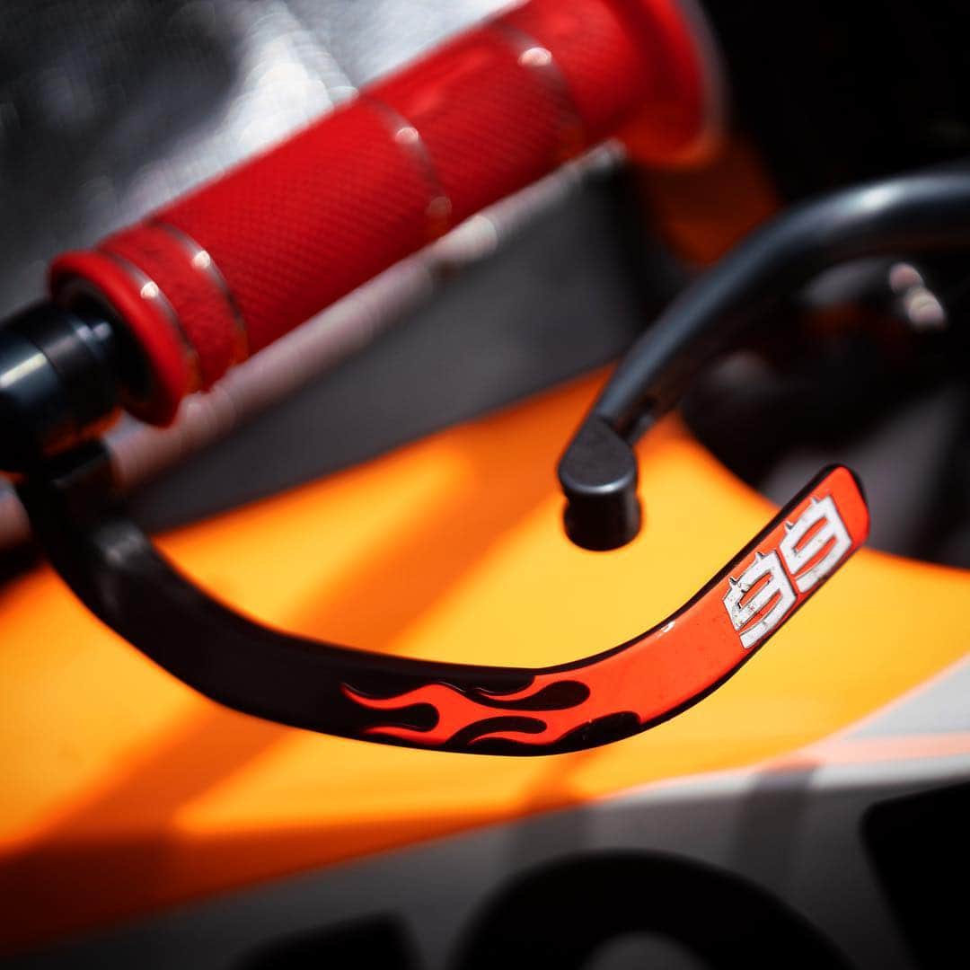レプソル・ホンダのインスタグラム：「🔥🔥🔥 ⠀⠀⠀⠀⠀⠀⠀⠀⠀ #ArgentinaGP #25RepsolHonda #Repsol #MotoGP #Honda #Racing #RepsolHonda #HRC #RC213V #MM93 #JL99 #JL99😈 #JorgeLorenzo #ThePowerOfDreams #Motorcycle #Argentina #Zoom #CloseUp」