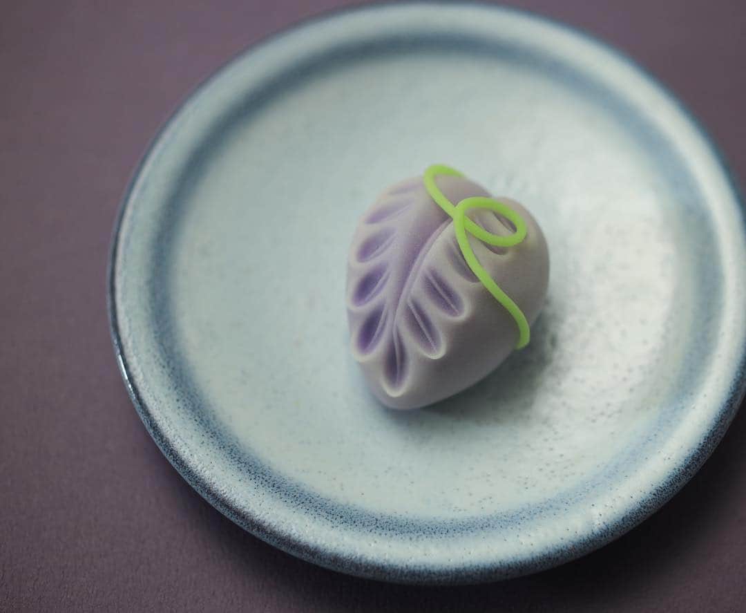 Toru Tsuchieさんのインスタグラム写真 - (Toru TsuchieInstagram)「今日の和菓子はねりきりで作った藤の花です。 ねりきりとは白餡に餅や芋を混ぜて作った和菓子で 茶道 で使われる「主菓子」の一種です。 撮影 用に作成しました。  フェイスブックページのいいね！もよろしくお願いします。 https://www.facebook.com/shishisu/ Today's wagashi is Wisteria floribunda with Nerikiri. The Nerikiri is the material of wagashi made by mixing the rice cake and yam in white bean. Is a kind of "Jounamagashi" as used in the tea ceremony. The sweets I've made for the shooting.  #福泉堂  #和菓子  #Милий #wagashi  #eos #出雲  #春 #カメラ好きな人と繋がりたい  #写真好きな人と繋がりたい　 #Japan_of_insta #和スイーツ #handmade　 #جميل #Japan #wagashi  #красивый #器  #blossom #gâteau #ig_color  #일본디저트  #Mignon  #igfood #craftsman #Kuchen #photooftheday #สวย #sweets #kawaii #fun」4月3日 6時46分 - choppe_tt
