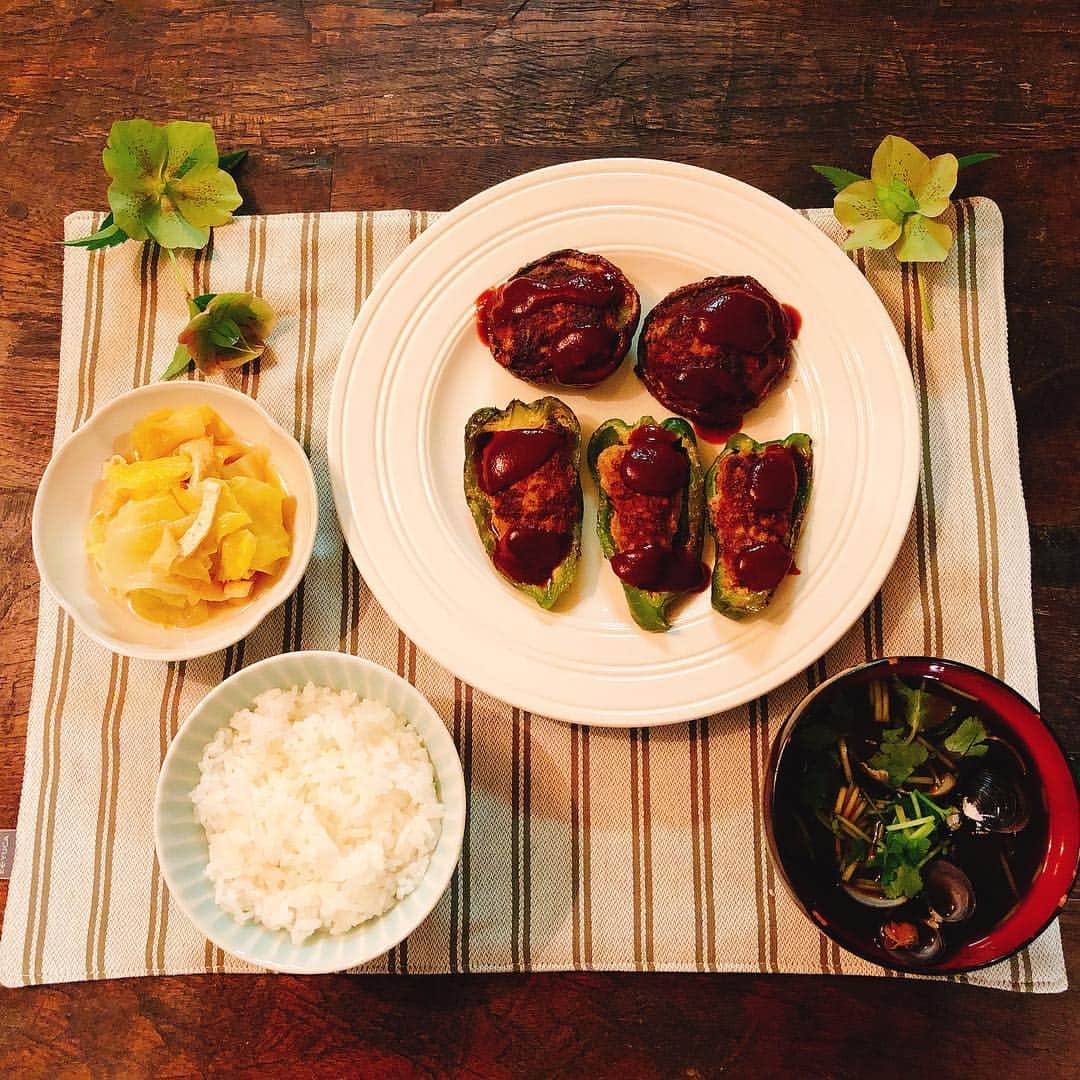 小沢真珠さんのインスタグラム写真 - (小沢真珠Instagram)「鎌倉の朝市でお買い上げした春キャベツ、油揚げとサッと煮て煮物にしました。春キャベツが甘くて美味しかった❤︎メインは子供達に好評なピーマンとシイタケの肉詰めに。お肉ばかり食べて野菜はお皿だと思ってるみたいでしたが^^;我が家のお庭に咲いているクリスマスローズ、娘達が摘んできたので飾ってみました♪  #ピーマンの肉詰め#しいたけの肉詰め  #春キャベツの煮物#春キャベツ #シジミの赤だし#上の娘のお気に入り #クリスマスローズ  #おうちごはん #うちごはん #こどもごはん  #晩御飯 #クッキングラム #instafood」4月3日 6時48分 - maju_ozawa