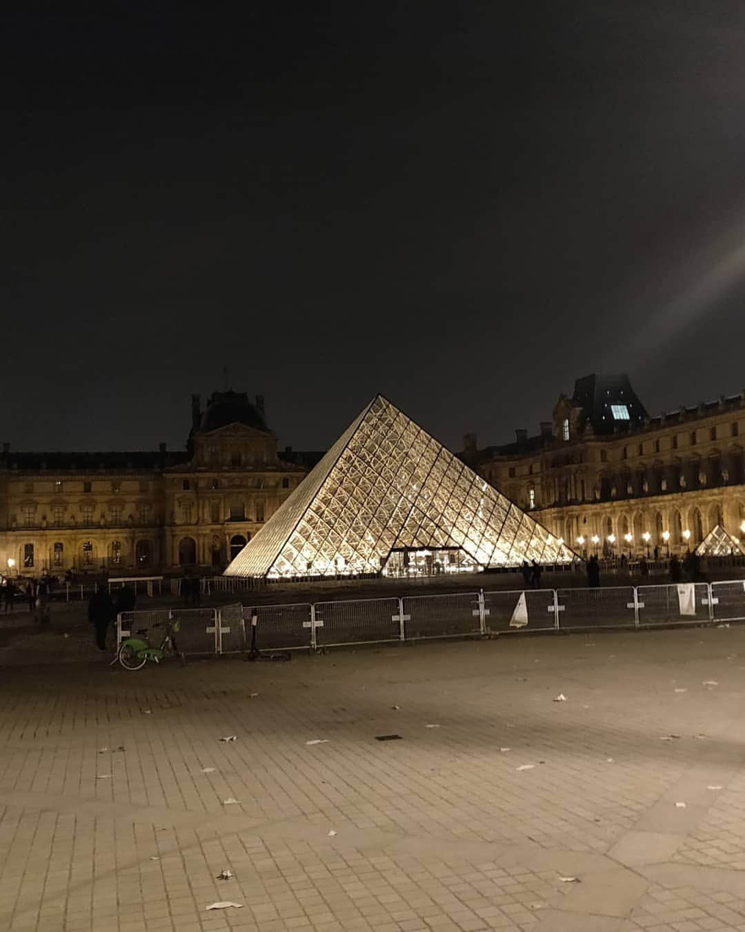 ティナ・デサイさんのインスタグラム写真 - (ティナ・デサイInstagram)「Paris by night ❤️❤️❤️」4月3日 7時05分 - desaitina