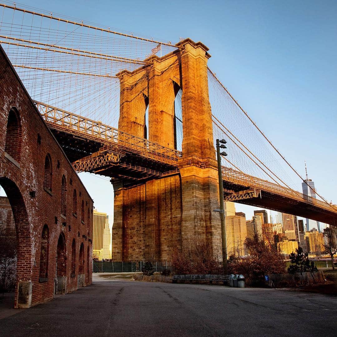 Bloomingdale'sさんのインスタグラム写真 - (Bloomingdale'sInstagram)「NYC puts the "magic" in "magic hour" 🌉 . . . . . . . #BrooklynBridge #NYCVibes #NYCViews #Bloomingdales #magichour #goldenhour」4月3日 6時58分 - bloomingdales