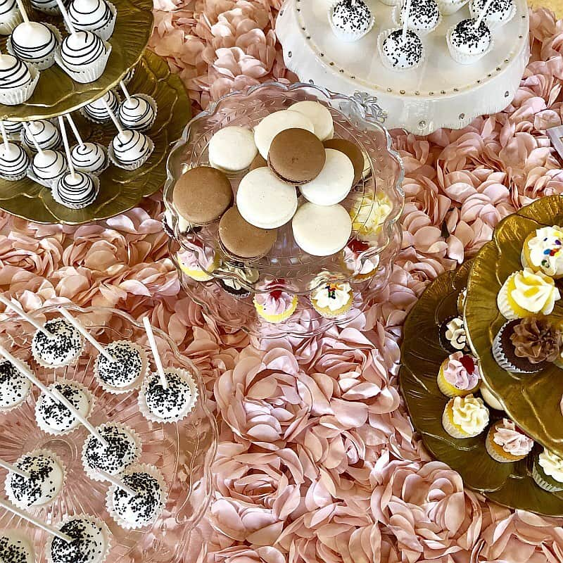 Trump Waikikiさんのインスタグラム写真 - (Trump WaikikiInstagram)「Heavenly desserts on a bed of roses. Our special events team looks forward to planning your special occasion at Trump Waikiki.  #trumpwaikiki #specialevents #banquets #receptions #weddings #easleydesigns #weheartcakecompany」4月3日 6時58分 - trumpwaikiki