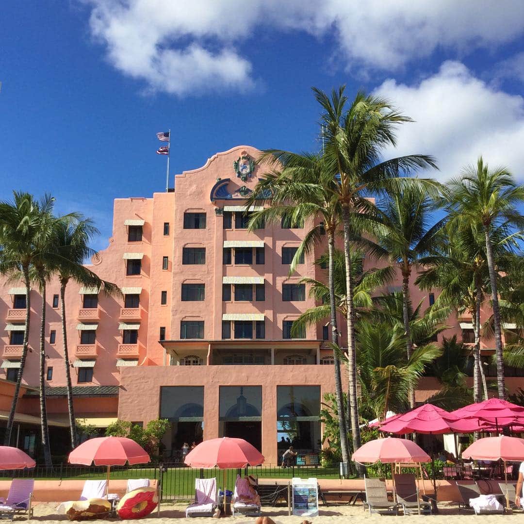 Belle Vie Hawaiiさんのインスタグラム写真 - (Belle Vie HawaiiInstagram)「本日もワイキキはピッカピカのお天気☀️﻿ ﻿ 老舗ホテルのピンクやヤシの葉の緑が眩しいです💕🌴﻿ ﻿ ﻿ ﻿ #belleviehawaii #hawaii﻿ #waikiki #waikikibeach﻿ #aloha #honolulu﻿ #surfboard #plumeria﻿ #hawaiilife #honoluluhawaii﻿ #ハワイ #ベルヴィー﻿ #ハワイ旅行 #ハワイ好き﻿ #ハワイ大好き #アロハ﻿ #ピンクパレス #ワイキキビーチ﻿ #ワイキキ #ロイヤルハワイアン﻿ #ホノルル #ハワイ生活﻿ #ハワイ好きな人と繋がりたい」4月3日 6時58分 - belleviehawaii