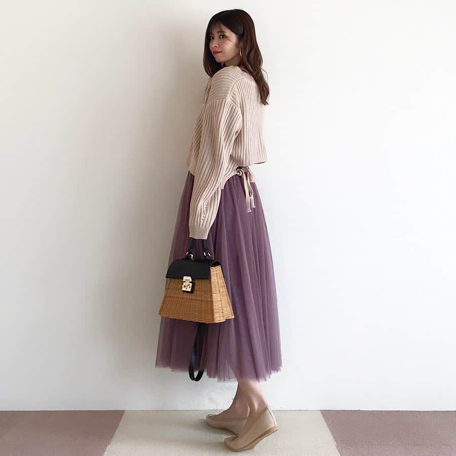 のインスタグラム：「#code . . トップスは @miamasvin_jp ❤︎ バックデザインが可愛い💕 ハイウエストのボトムスと相性バッチリ👌 . . . トップス…#miamasvin ボトムス…#fifth バッグ… @victolieve_karyn シューズ…#kuruntokyo . . . #ミアマスビン #ママコーデ #ママファッション #シンプルコーデ #プチプラコーデ #大人可愛い #大人カジュアル #今日のコーデ #着回しコーデ #アラサーコーデ #トレンドコーデ #大人女子コーデ #30代コーデ #きれいめカジュアル #mamagirl #locari #ponte_fashion #mineby3mootd #partegram #韓国ファッション #fifthtl #チュールスカート #バレエシューズ #セミロング #バックリボン #おしゃれさんと繋がりたい」
