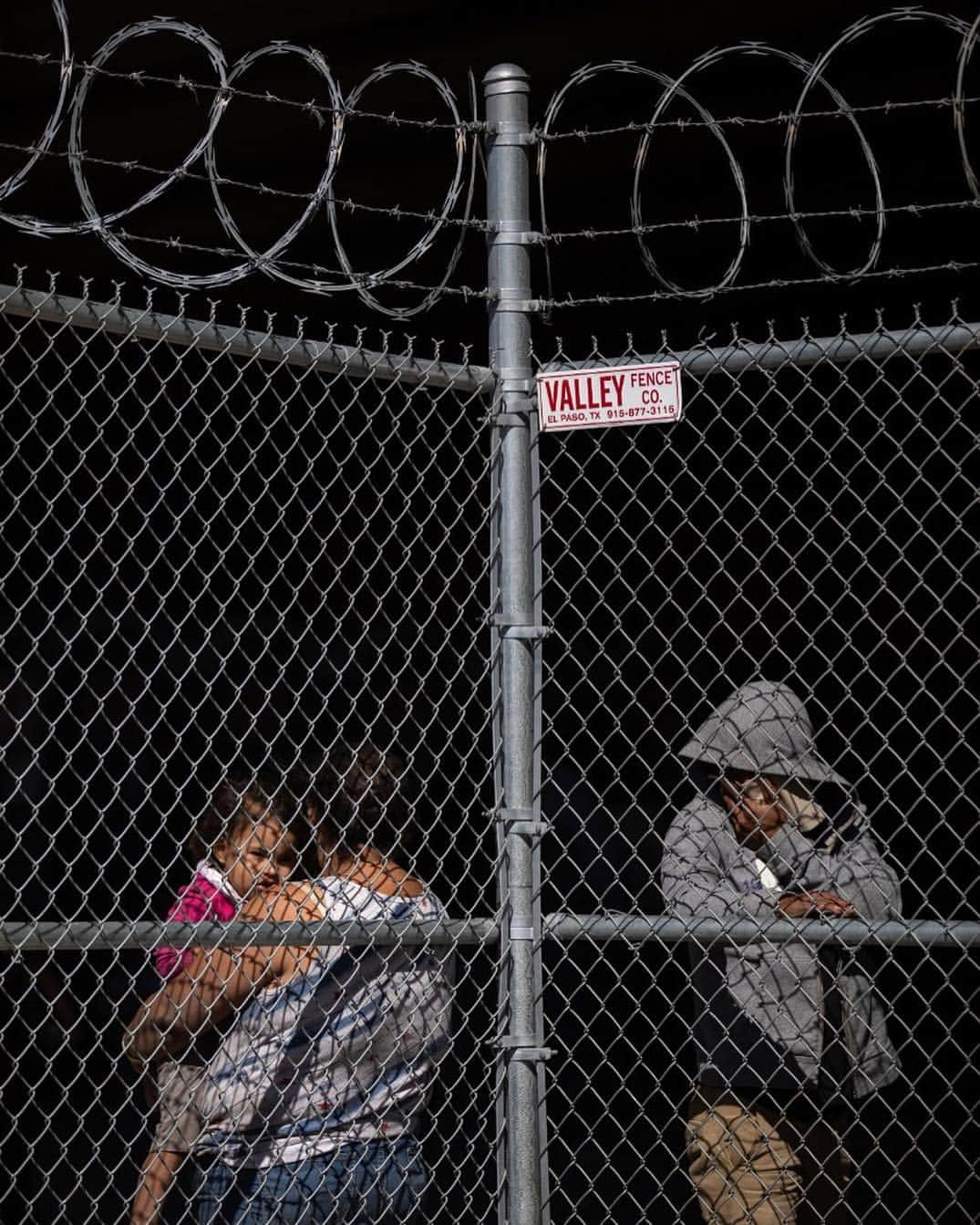 ニューヨーク・タイムズさんのインスタグラム写真 - (ニューヨーク・タイムズInstagram)「On Friday, @tamirhasacellphone shot this photo of migrants being held by the U.S. Border Patrol in an enclosed area beneath the Paso del Norte International Bridge in El Paso. Authorities have said the influx of migrant families along the southern border has reached “unmanageable” levels. As of last Wednesday, 13,400 migrants were in custody. Kevin McAleenan, the commissioner of @customsborder, told reporters that it’s “unprecedented.” In response, hundreds of agents were diverted from ports of entry, where they facilitate international trade, to help process migrants. Immigration officers have been redeployed to the border from duties in the interior, and the U.S. government has been trying to quickly expand capacity at shelters that take in migrant children. Visit the link in our profile to read some of our latest coverage from the border.」4月3日 7時02分 - nytimes