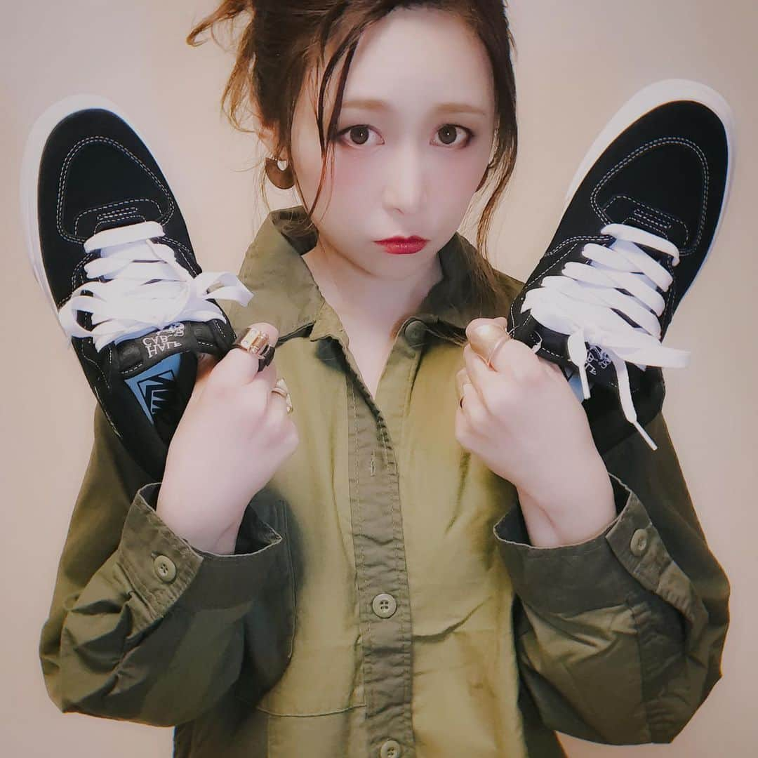 atmmyさんのインスタグラム写真 - (atmmyInstagram)「今日はサラリーマンの街でお仕事です🦸‍♀️🏙 .  #VANS #halfcab #ハーフキャブ #スニーカー女子 #ジャパスニ #キモ撮り #sneakers  #ミリタリーシャツ #ungrid #アングリッド #赤リップ #まとめ髪 #リング #ピアス  #エイメル @a_amel_official (8217-50011) #ootd」4月3日 7時13分 - atmmy