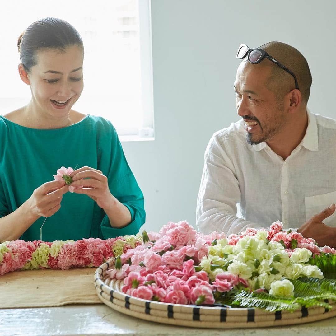 桐島かれんさんのインスタグラム写真 - (桐島かれんInstagram)「4月20日にハワイアン・レイメイキングのワークショップを開催いたします。日本を代表するレイメイカーの大谷幸生さんを講師に、日本の可憐な花や植物を使ったレイの編み方を教わります。私と大谷先生のトークショーもあります。 詳しくは、ケツジツHPへどうぞ。 https://store.kadokawa.co.jp/shop/k/k301903000685/」4月3日 7時12分 - houseoflotuskaren