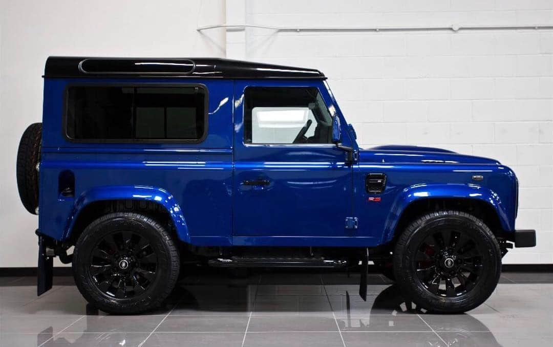 ジェンソン・バトンさんのインスタグラム写真 - (ジェンソン・バトンInstagram)「It might be a touch loud but loving this defender. Is that Team Kunimitsu Raybrig blue?! #dreamgarage」4月3日 7時22分 - jensonbutton