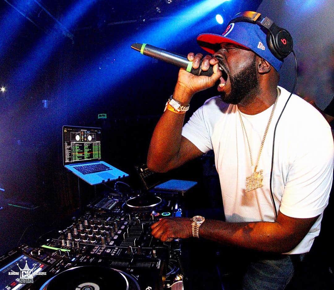 ファンクマスター・フレックスのインスタグラム：「I’m getting better on these cdjs! 🤷🏿‍♂️ @litdigitaldjs !!!! Thoughts? TURNTABLES, CDJS OR CONTROLLERS?」