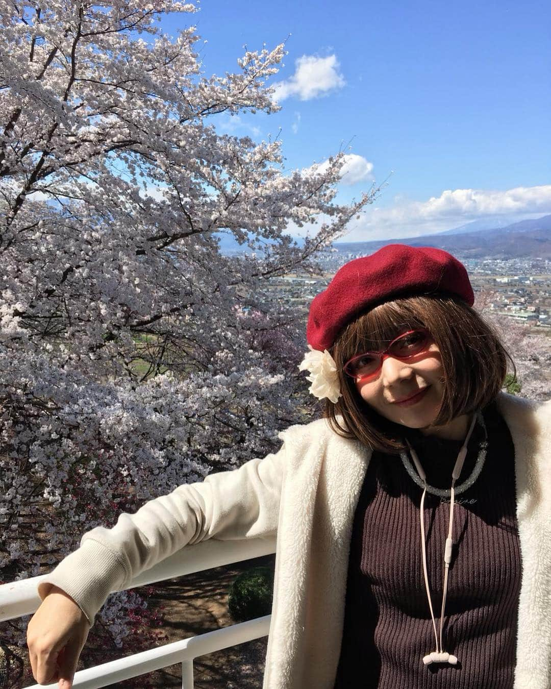 木部さんさんのインスタグラム写真 - (木部さんInstagram)「桃や桜の花、景色や温泉も良く、空気も食べ物も美味しくて最高の山梨旅行でした！🌸 . . . 帰りはタクシー🚕の運転手さんにおしえていただいた金精軒の信玄餅をお土産に買って帰りました！ . .  今週末は信玄公祭りが行われるそうで、さらに賑わうそうですよ！⚔🐎✨ . . 皆さまも是非！！！😄 . . . . #桃の花 #風林火山 #武田信玄 #信玄餅 #桜の花 #お花見 #peachtree #cherrytree #shingenmochi #kinseiken」4月3日 7時16分 - kibe_dayo