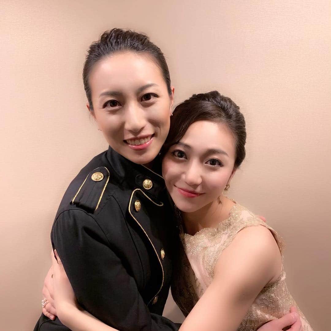 透水さらさのインスタグラム：「美人おねーさまのれーれさん(@rei.wd )と﻿ 横浜にて歌のお仕事でした🎶﻿ ﻿ ﻿ ﻿ 待ち時間で大笑いして、ツーショットたくさん撮って、大好きな歌をうたえて、それはそれは楽しい一日でした😊﻿ ﻿ ﻿ ﻿ 途中から漫談ショーのような状態になりましたが楽しんで頂けて良かったです 🤣﻿ ﻿ ﻿ ﻿ それにしてもれーれさん、美人すぎる、、、﻿ 私が美人美人としつこいので呆れられてます 笑笑﻿ ﻿ れーれさんも載せてない写真をのせる私 ファンの方すみません、、、 #歌#コンサート#宝塚 #れーれさん#朝風れい さん #透水さらさ #横浜#ホテルニューグランド #素敵なホテル ﻿」