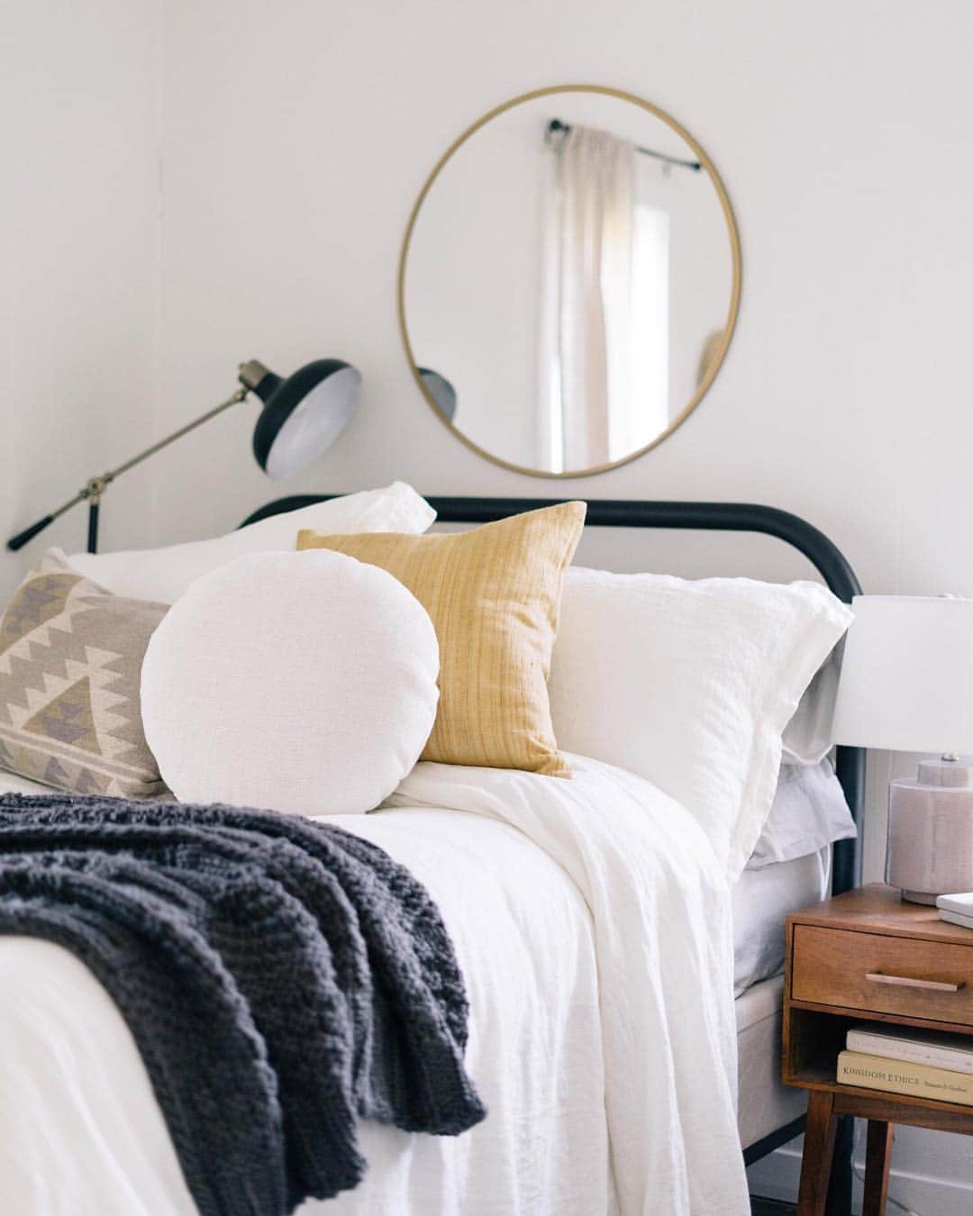 west elmさんのインスタグラム写真 - (west elmInstagram)「White Belgian Linen bedding is ideal for @meshali's #modernfarmhouse. See all the natural + modern elements that transformed her 1886 Victorian-style home! 📸: @miablessinger + @westelmPlano  #linkinbio #dallas #DFW #texas #fixerupper #fairtradecertified」4月3日 7時25分 - westelm