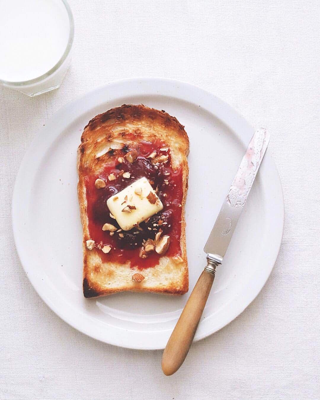 樋口正樹さんのインスタグラム写真 - (樋口正樹Instagram)「Jam butter toast 🍓 . 今朝はイギリスパンで ジャムバタートースト。 アーモンドをちらして。 . トーストが熱いうちに、 ジャムバターをサッと ナイフで端まで伸ばす。 石窯イギリスパン使用。 👉@takaki_bakery_official . . #いちごジャム #ジャムトースト #ジャムバタートースト #タカキベーカリー #石窯パン #イギリスパン #パン部 #朝ごはん #朝ごパン #パンスタグラム #パン大好き #パン好きな人と繋がりたい #朝ごはん部 #トーストアレンジ #トースト #網焼きトースト #網焼き #jamtoast #toast #GoodmorningGoodbreakfast」4月3日 7時27分 - higuccini