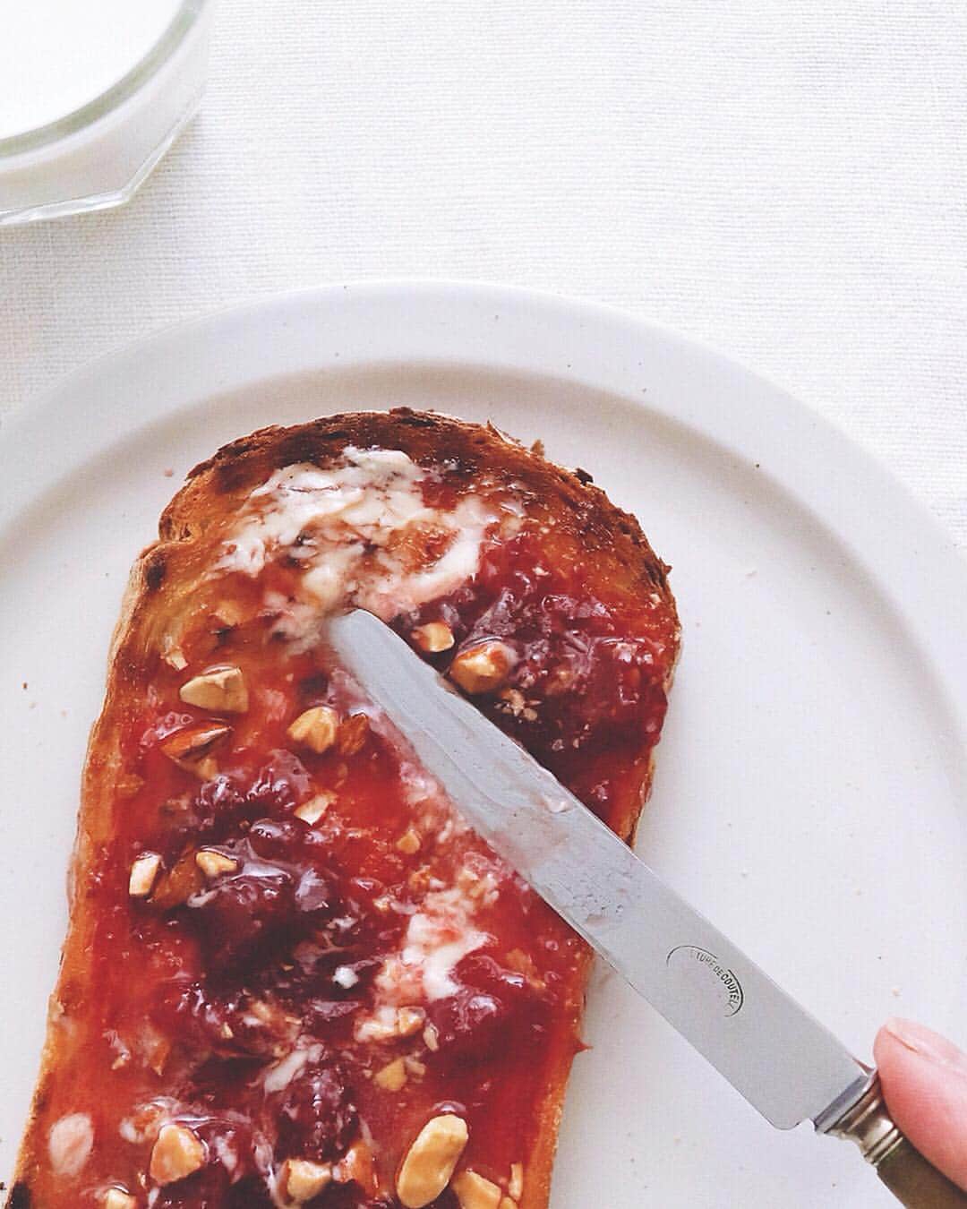 樋口正樹さんのインスタグラム写真 - (樋口正樹Instagram)「Jam butter toast 🍓 . 今朝はイギリスパンで ジャムバタートースト。 アーモンドをちらして。 . トーストが熱いうちに、 ジャムバターをサッと ナイフで端まで伸ばす。 石窯イギリスパン使用。 👉@takaki_bakery_official . . #いちごジャム #ジャムトースト #ジャムバタートースト #タカキベーカリー #石窯パン #イギリスパン #パン部 #朝ごはん #朝ごパン #パンスタグラム #パン大好き #パン好きな人と繋がりたい #朝ごはん部 #トーストアレンジ #トースト #網焼きトースト #網焼き #jamtoast #toast #GoodmorningGoodbreakfast」4月3日 7時27分 - higuccini